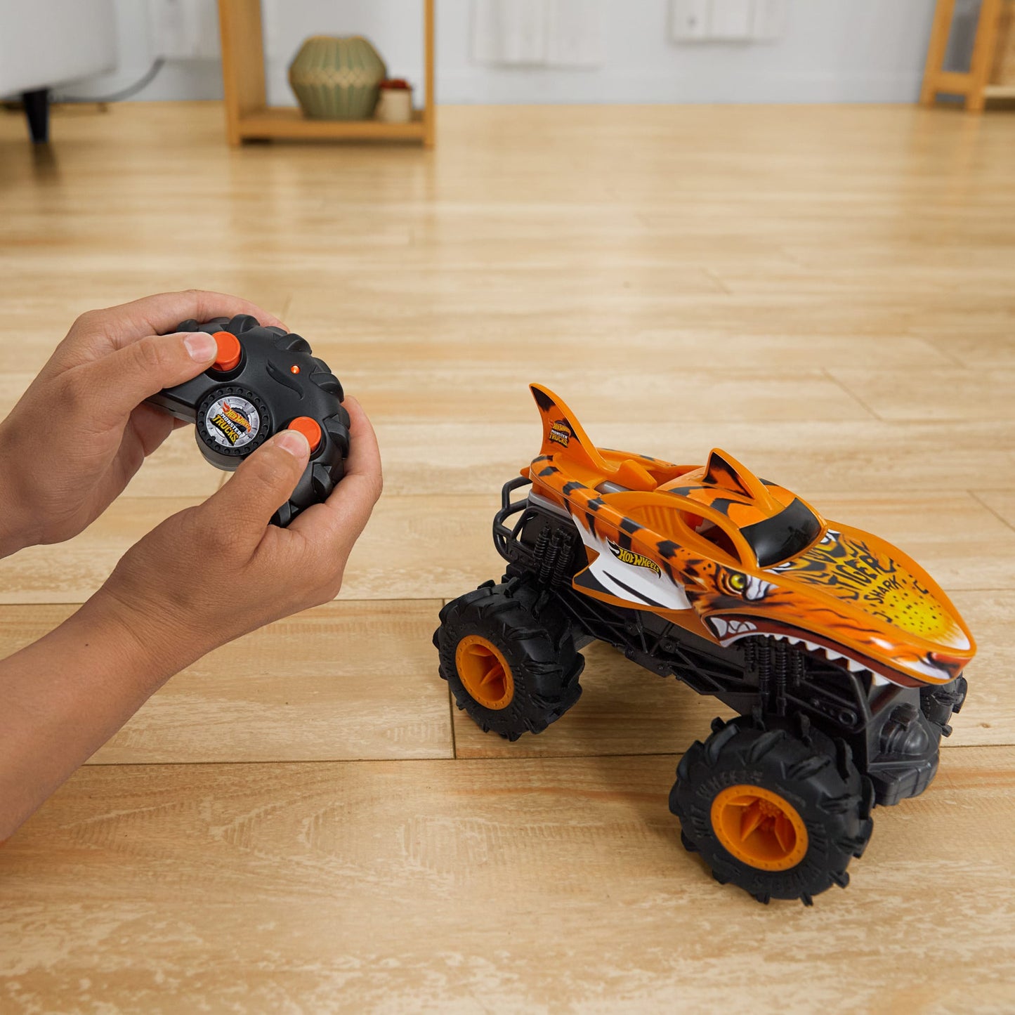 Hot Wheels Monster Trucks Veh¨ªculo a Control Remoto Tiger Shark Escala 1:24